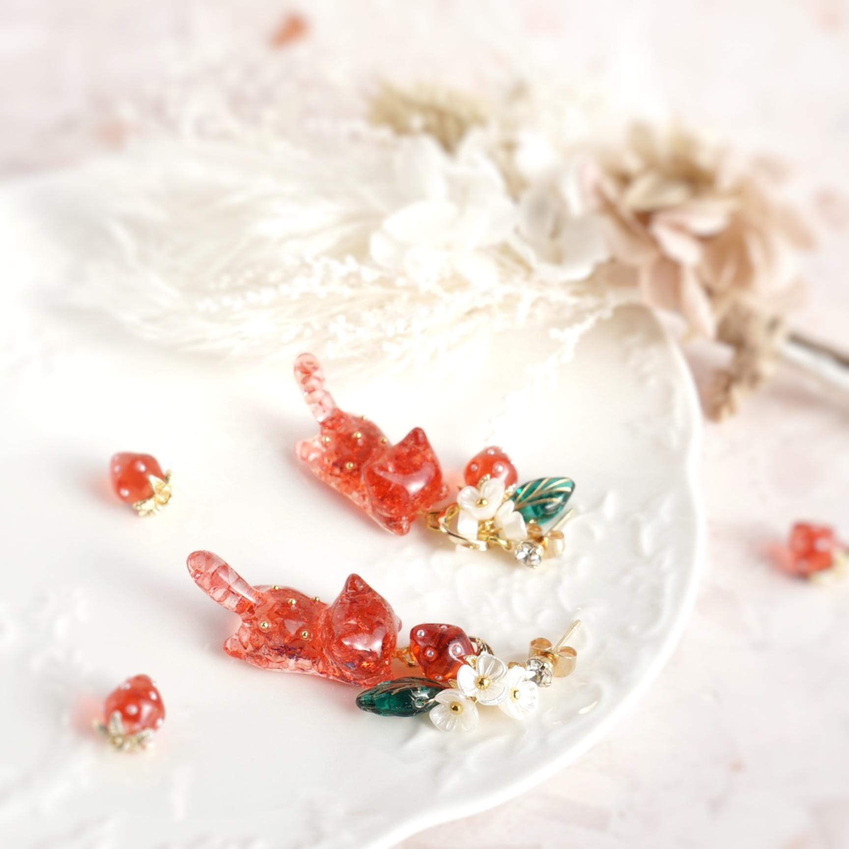 ぷるぷるジューシーいちご猫　ピアス&イヤリング1枚目の画像